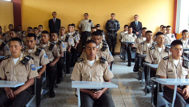 瞑想するエクアドルの兵士たち